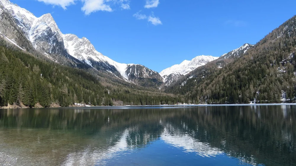 Il lago di Anterselva con le vette innevate sullo sfondo