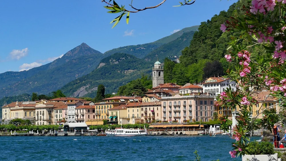 Il campanile di Bellagio visto dal lungolago