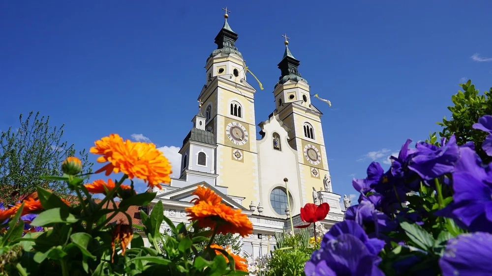 Il Duomo di Bressanone tra i fiori