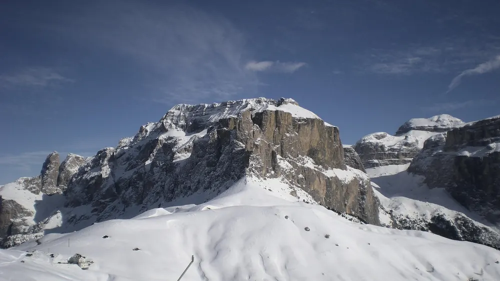 Impianti sciistici sulle Dolomiti vicino a Canazei