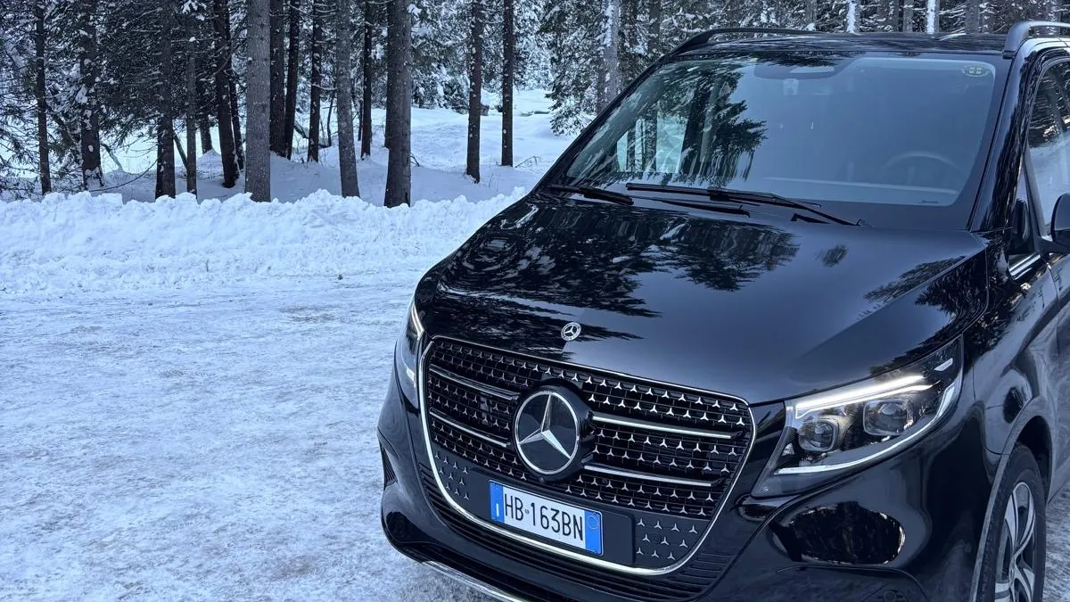 Dettaglio della calandra Mercedes-Benz nella foresta innevata