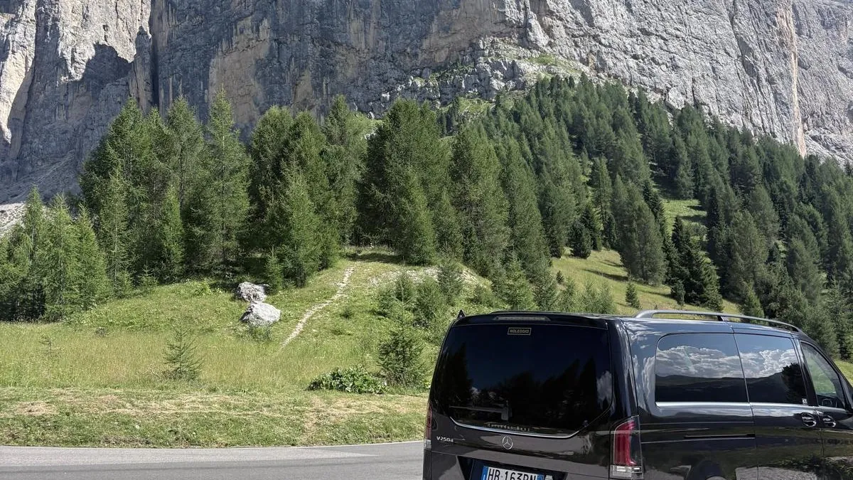 Vista posteriore del veicolo tra le pareti rocciose delle Dolomiti