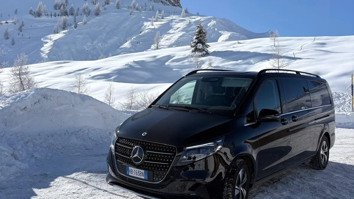 Mercedes Classe V tra le Dolomiti innevate