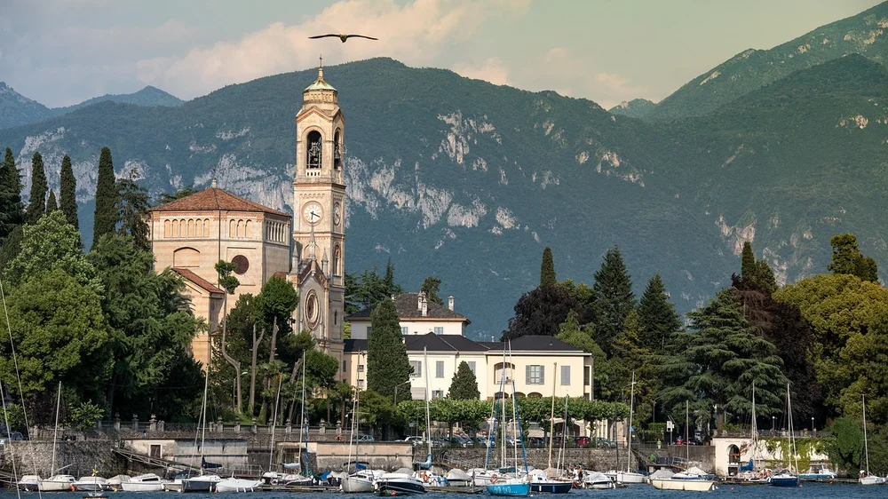 Chiesa e barche a vela sul Lago di Como