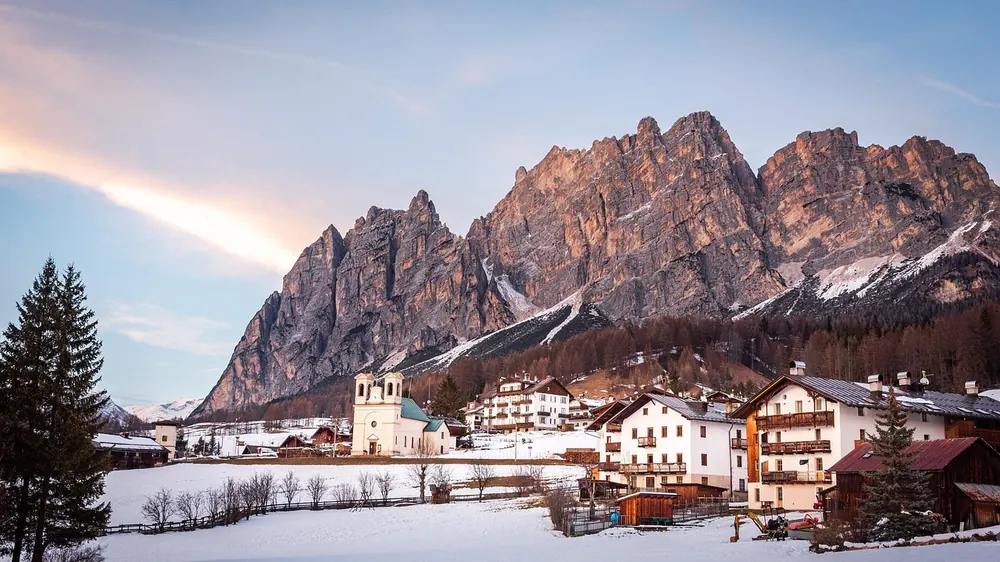 Cortina d'Ampezzo tra le Dolomiti innevate