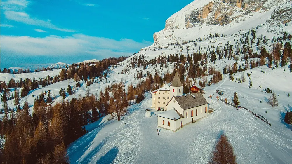 Chiesetta di montagna innevata vicino a Corvara in Badia