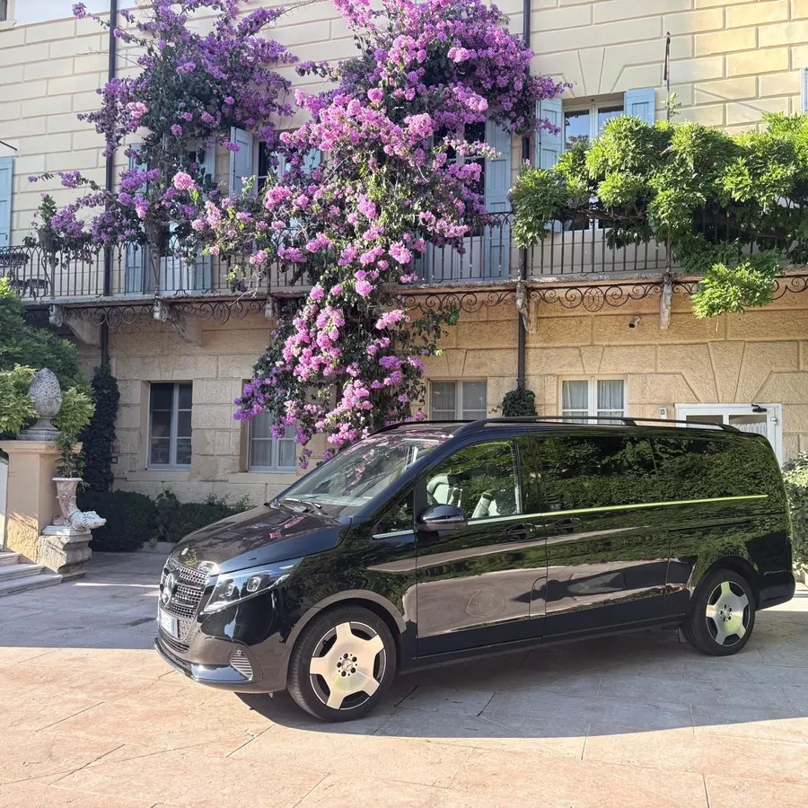Mercedes Classe V all'ingresso di un hotel elegante con glicine e buganvillea