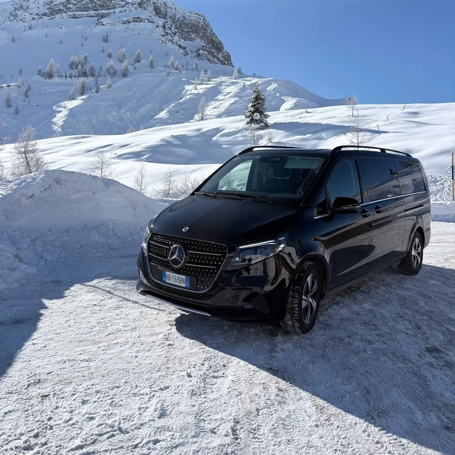 Mercedes Classe V tra le Dolomiti innevate, vista tre quarti anteriore