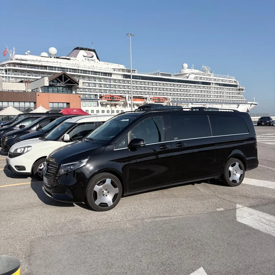 Mercedes Classe V al porto crociere, in attesa di un transfer
