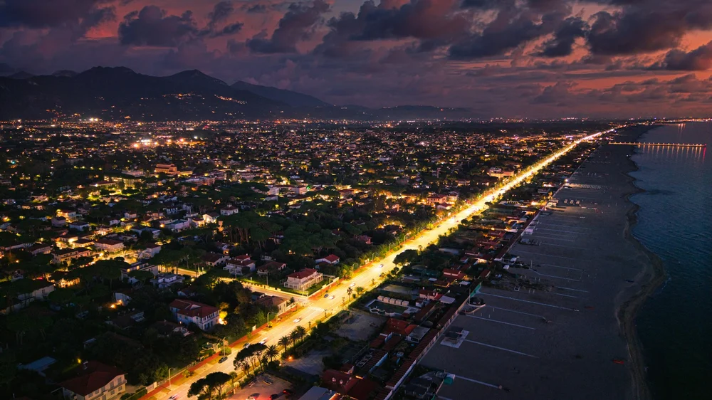 Vista aerea notturna della costa della Versilia a Forte dei Marmi