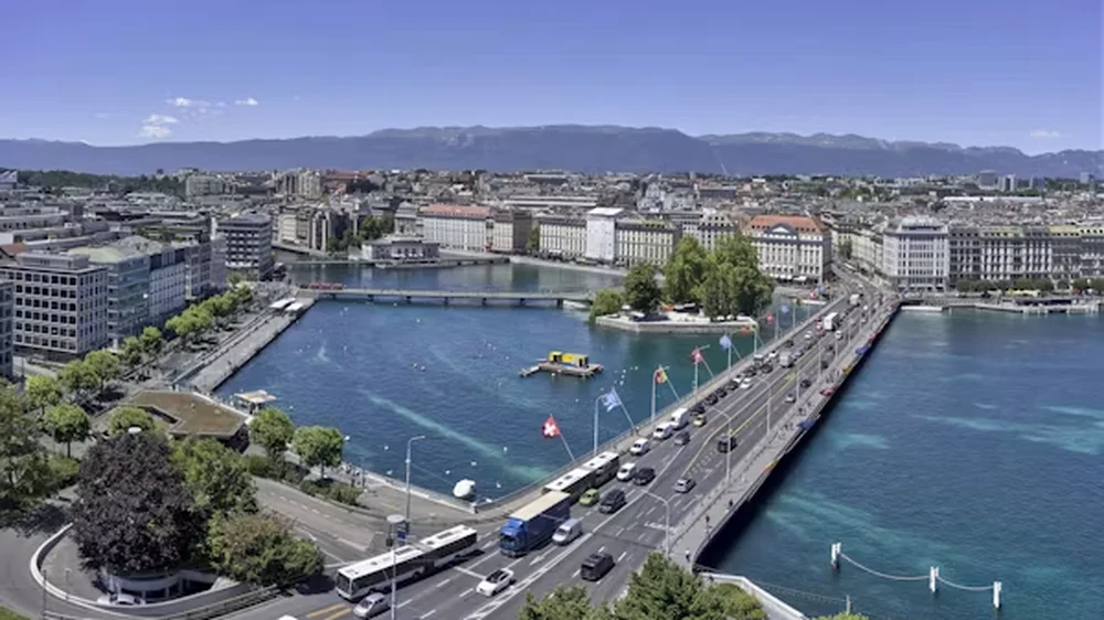 Vista aerea del lago e del ponte di Ginevra