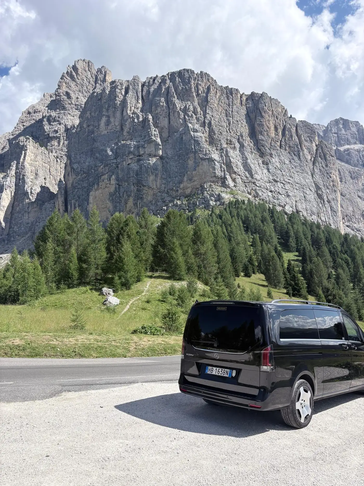 Mercedes Classe V vista posteriore tra le pareti rocciose delle Dolomiti
