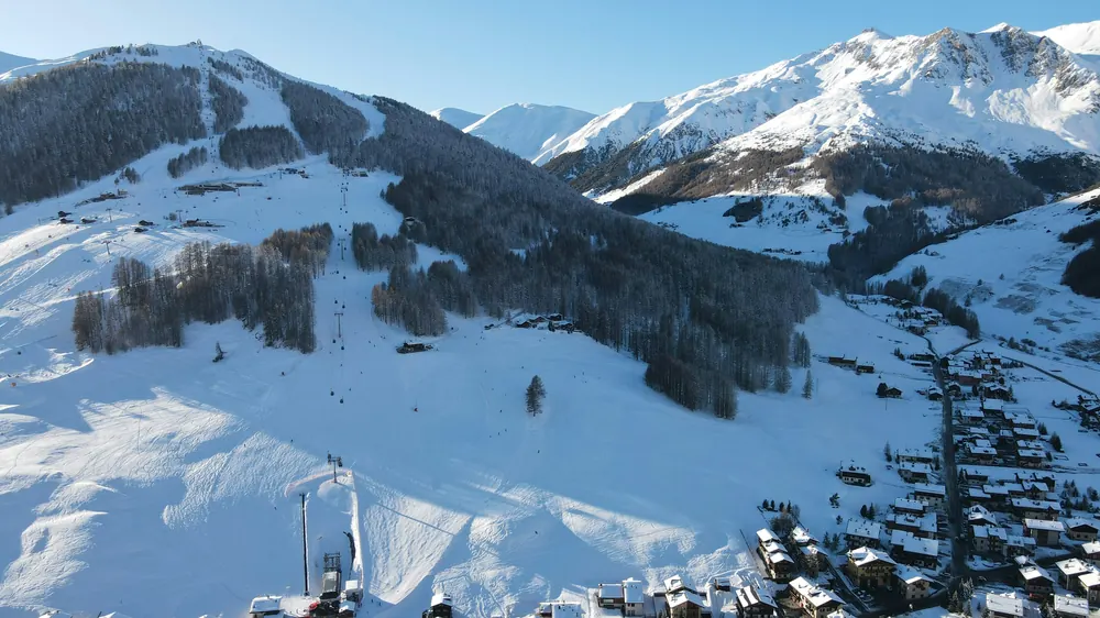 Vista aerea di Livigno con piste e impianti di risalita