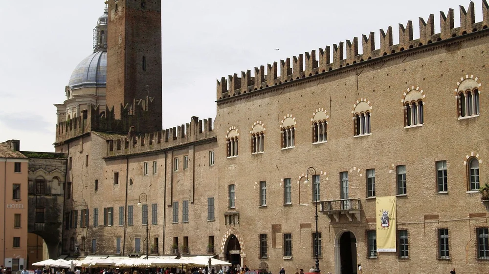 Piazza Sordello con il Palazzo Ducale di Mantova