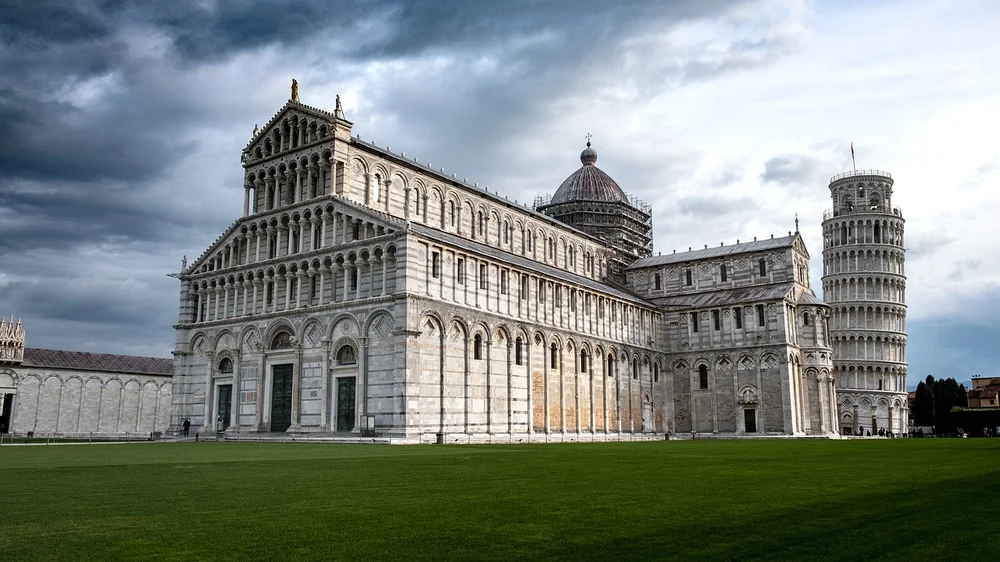 La Torre di Pisa e il Duomo con cielo drammatico