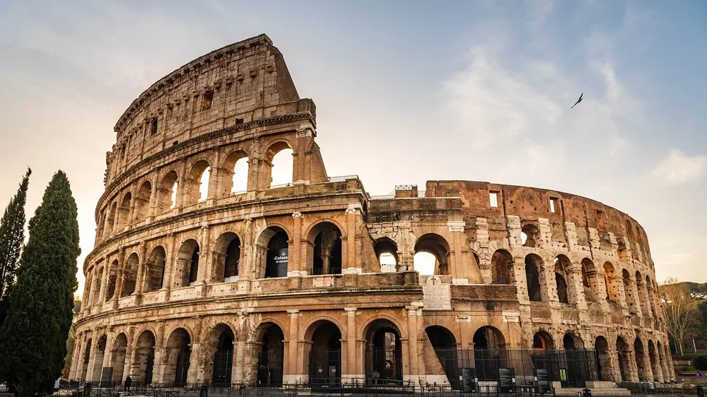 Il Colosseo a Roma all'alba
