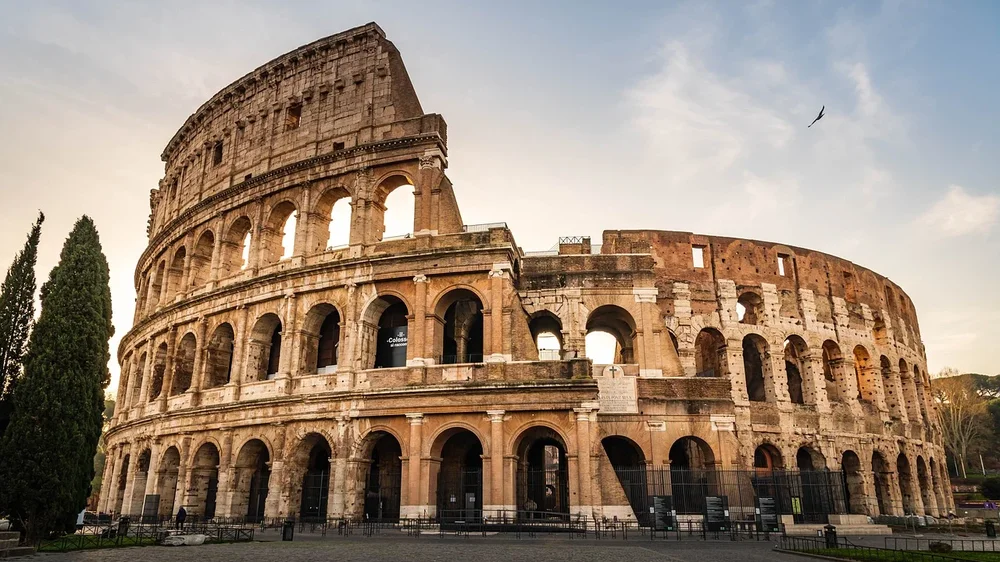 Il Colosseo di Roma all'alba