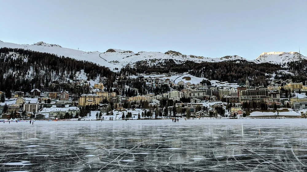 Il lago ghiacciato di Saint Moritz con il paese sullo sfondo