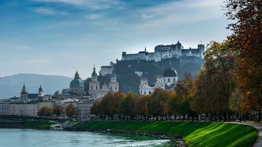 Il fiume Salzach a Salisburgo con il Duomo e la fortezza di Hohensalzburg sullo sfondo