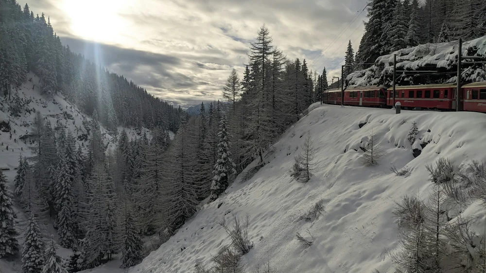 Il Trenino Rosso del Bernina nella neve vicino a Tirano