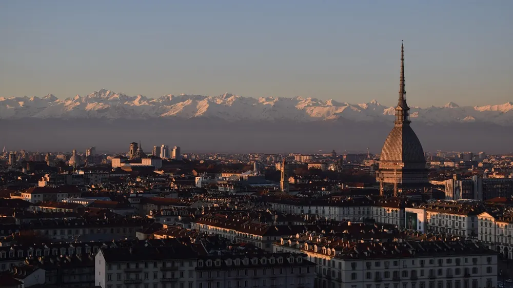 La Mole Antonelliana e lo skyline di Torino con le Alpi sullo sfondo