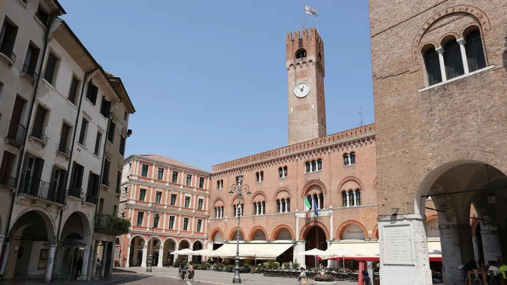 Piazza dei Signori e la Torre Civica, Treviso