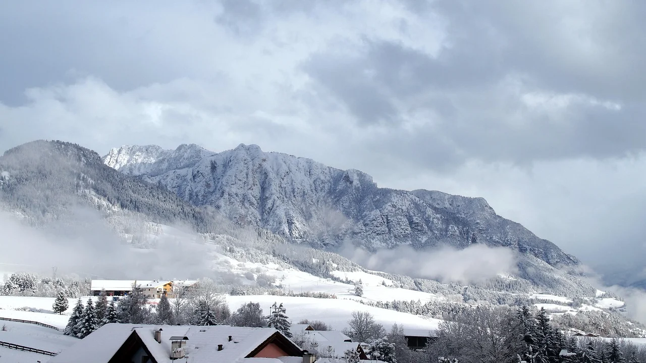 Panorama montano innevato in Val di Fiemme