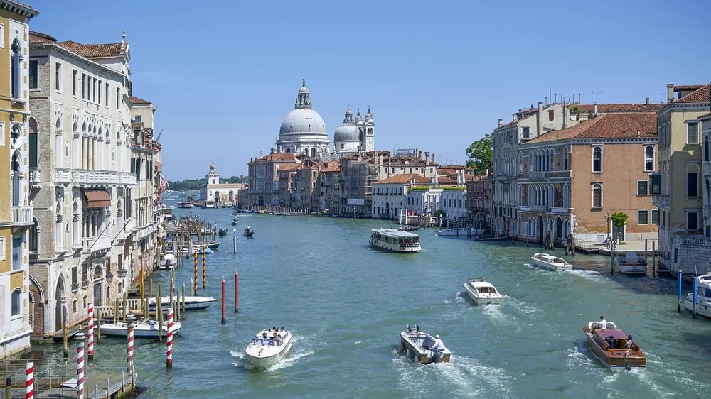 Il Canal Grande a Venezia, con la Basilica di Santa Maria della Salute