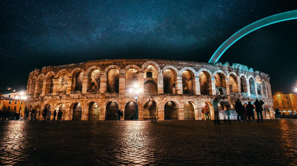 L'Arena di Verona illuminata di notte