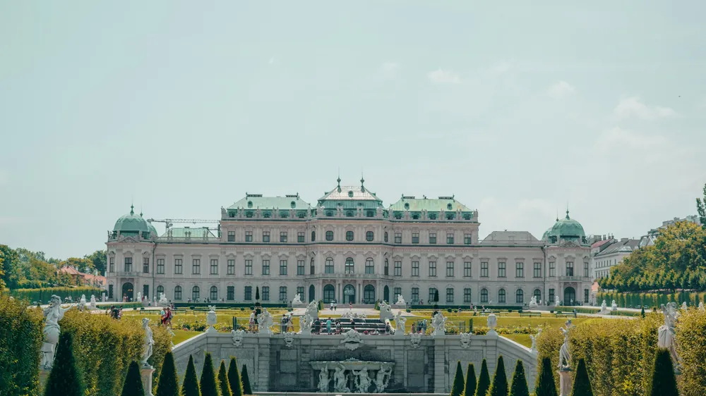 Il Palazzo del Belvedere a Vienna con i giardini barocchi in primo piano