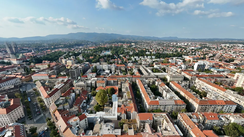 Vista aerea di Zagabria con il Duomo e le colline del monte Medvednica sullo sfondo