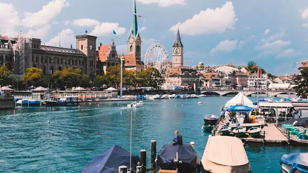 Il fiume Limmat a Zurigo con le torri della città sullo sfondo